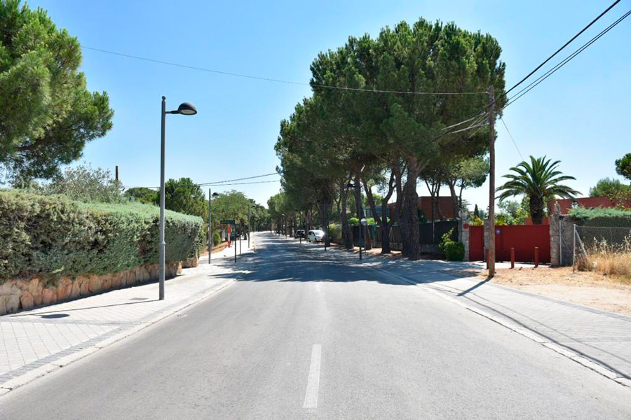 Finalizan las obras de acerado en Playa de Riazor en Boadilla del Monte