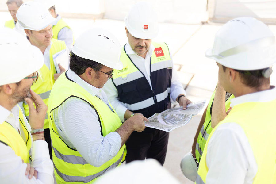 Jorge Rodrigo, consejero de Vivienda, visitó ayer la construcción de las 524 viviendas de alquiler asequible en Boadilla del Monte