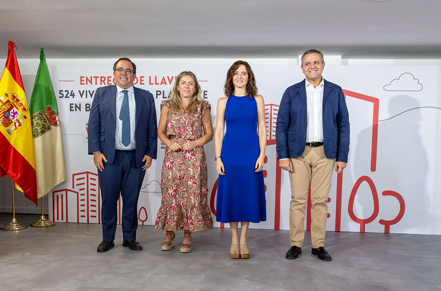 La presidenta de la Comunidad de Madrid, Isabel Díaz Ayuso, en la entrega esta mañana de las primeras llaves de las 524 viviendas del Plan Vive en Boadilla del Monte La presidenta de la Comunidad de Madrid, Isabel Díaz Ayuso, en la entrega esta mañana de las primeras llaves de las 524 viviendas del Plan Vive en Boadilla del Monte