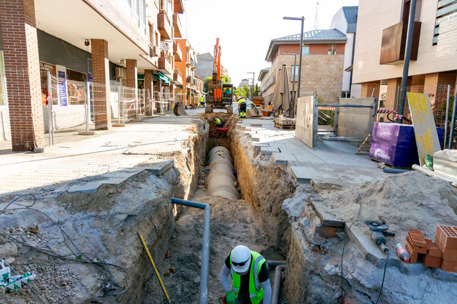 Trabajos de instalación de un nuevo colector bajo la avenida Adolfo Suárez en Boadilla del Monte