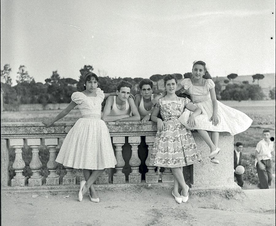 Verano de 1958. Varios adolescentes en la baranda que separa la segunda terraza del jardín de las huertas del Palacio del infante don Luis, en Boadilla del Monte.