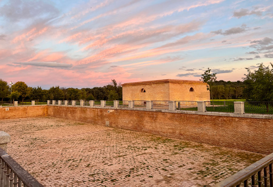 Estanque y la noria del Palacio del infante don Luis. Boadilla del Monte (Madrid).