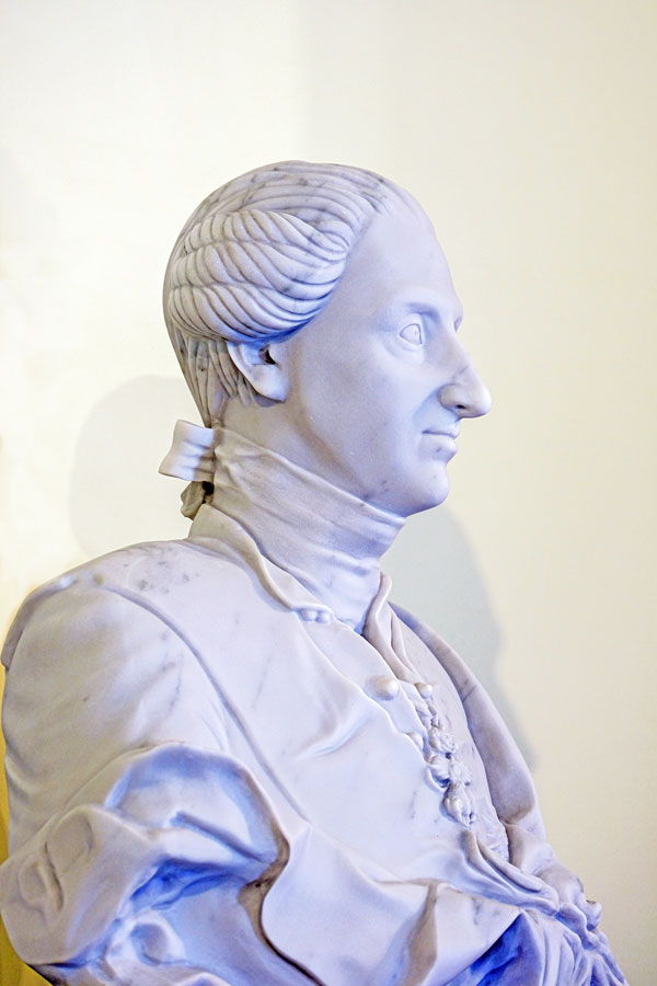 Detalle del busto del infante don Luis, colocado en el hall de su palacio en Boadilla del Monte