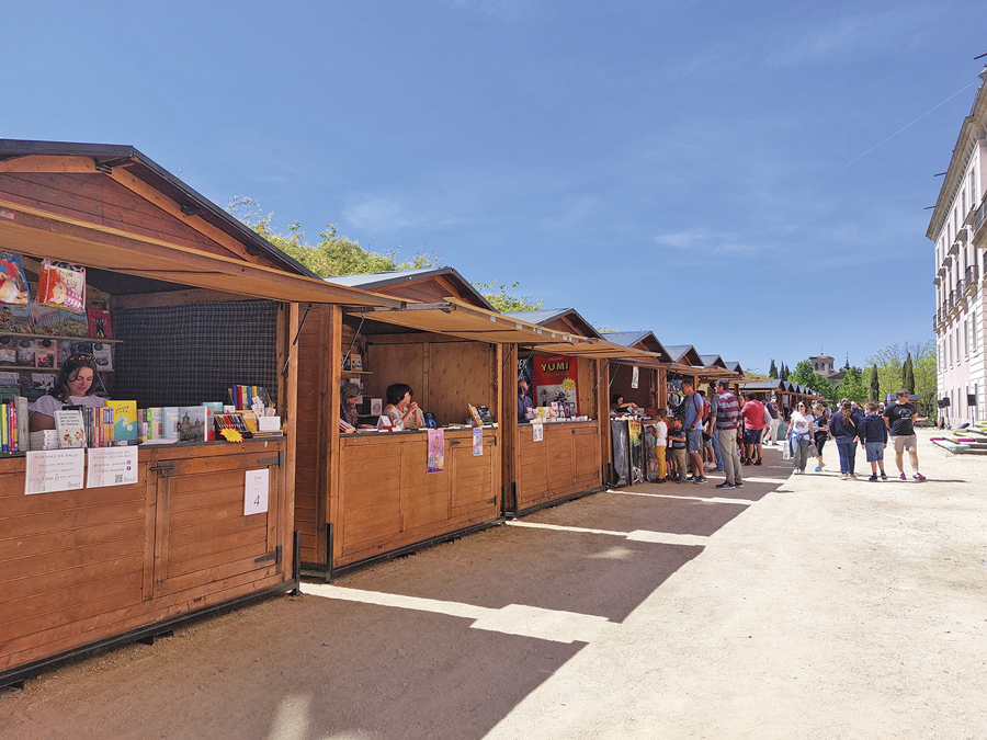 Feria del libro de Boadilla del Monte en los jardines del Palacio del infante don Luis