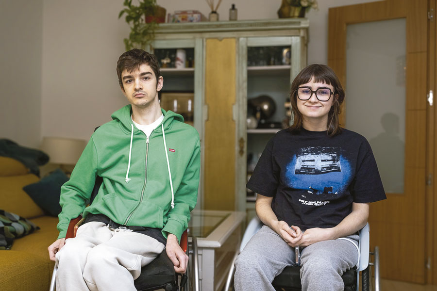 Marta y su hermano Álvaro, ambos vecinos de Boadilla y afectados por Ataxia de Friedreich Marta y su hermano Álvaro, ambos vecinos de Boadilla y afectados por Ataxia de Friedreich