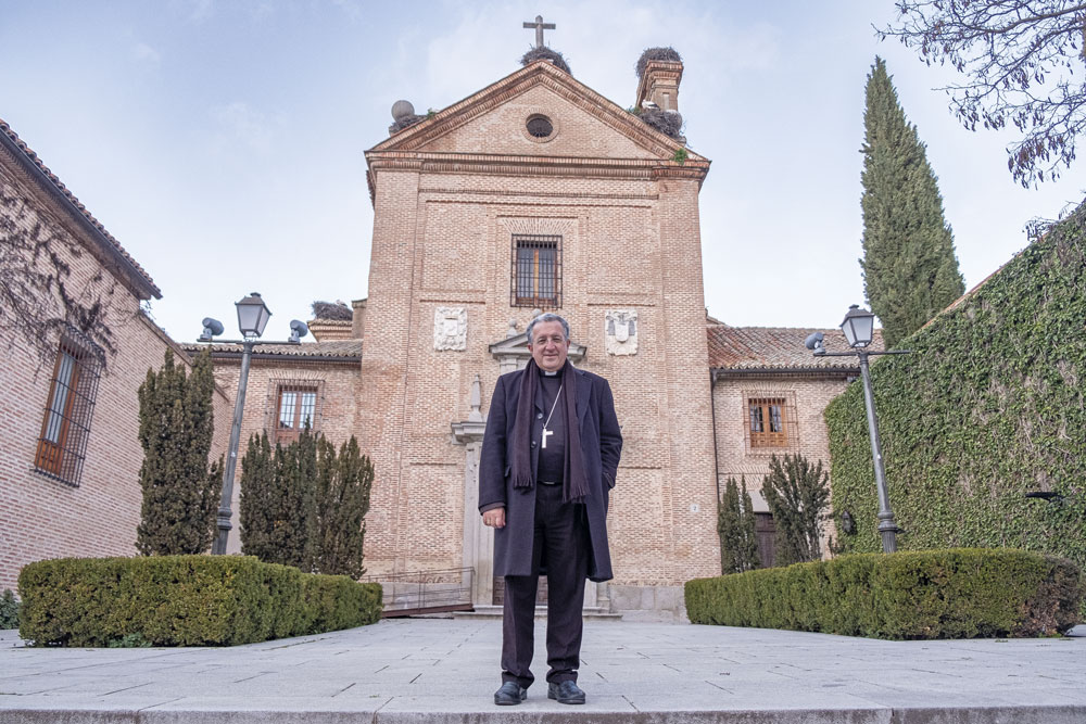 El obispo de Getafe, Ginés García Beltrán, en Boadilla del Monte, junto a la iglesia del Antiguo Convento