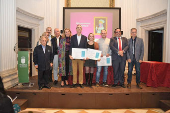 Los ganadores, con los miembros del jurado.