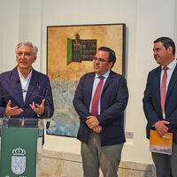El pintor, con el alcalde de Boadilla del Monte, Javier Úbeda, y el concejal de Patrimonio, Javier Nicolás, durante la inauguración de la muestra, el pasado 3 de mayo