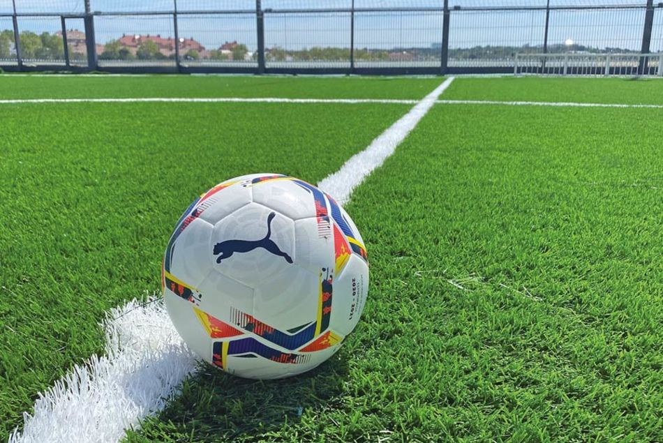 CSF Field ofrece un campo de fútbol 7 con hierba artificial de última generación. CSF Agencia de futbolistas