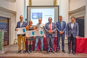 Ganadores del concurso Microrrelatos del palacio con los representantes de AEDAS Homes y el Ayuntamiento de Boadilla del Monte