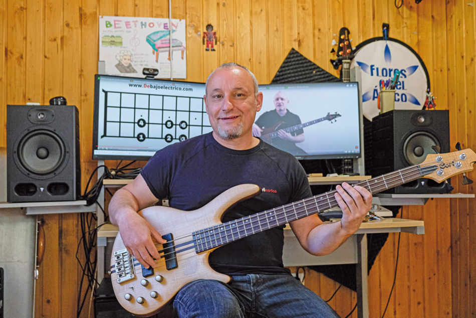 Ernesto Martín. Músico, compositor, profesor de música y creador de www.debajoelectrico.com Ernesto Martín: videoclases para aprender a tocar el bajo