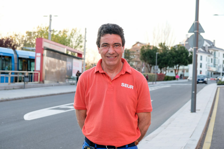 Carlos lleva repartiendo paquetes en Boadilla del Monte desde 2007 Carlos Cano, repartidor de SEUR: sin parar