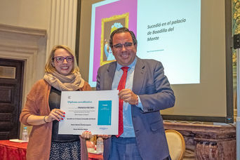 Nuria Chicote, ganadora del I Concurso Internacional de Relato Breve Ilustrado Microrrelatos del Palacio de Boadilla del Monte, recogiendo su galardón (3.000 euros)