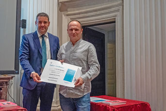 Manuel García González, tercer premio (500 euros) del I Concurso Internacional de Relato Breve Ilustrado Microrrelatos del Palacio de Boadilla del Monte, recogiendo su galardón.