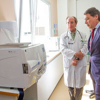 El presidente de la Comunidad de Madrid, Ignacio González, durante su visita inaugural esta mañana al segundo centro de salud de Boadilla del Monte.