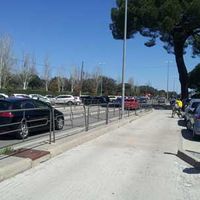 El cruce en la M-513 para acceder al Polideportivo Municipal, un delicado punto para los peatones.