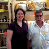 Floren y Laura regentan la Pastelería-Panadería Delicatessen Delicias.