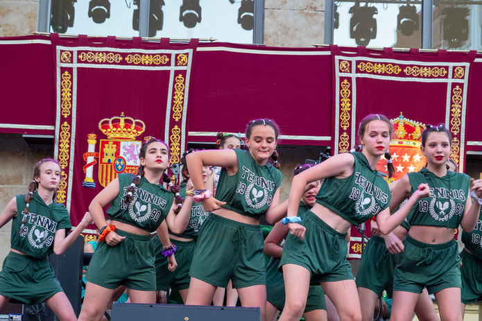 San Babilés. Exhibición de baile de las escuelas del municipio en la plaza del pueblo