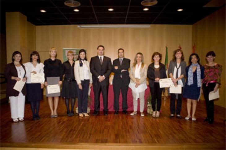 El alcalde, Juan Siguero, durante el acto de entrega de los diplomas a los participantes en estos cursos de formación para el empleo.