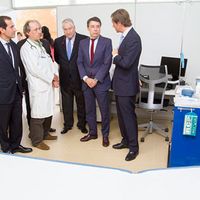 Tras la inauguración, la comitiva visitó las instalaciones de este segundo centro de salud con el que se ha dotado al municipio.