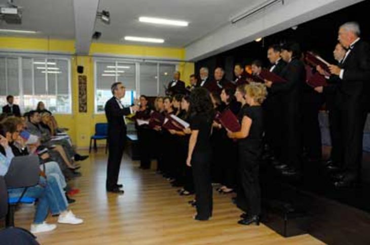 La coral Luigi Boccherini llevó a cabo una actuación en el Instituto Máximo Trueba con motivo de la inauguración oficial del curso 2010/11.