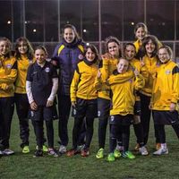 Diez de las doce jugadoras que forman el equipo femenino del Club de Fútbol Nuevo Boadilla, con su entrenadora, Paula.