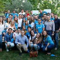 La candidata por el PP a la Asamblea de Madrid, Cristina Cifuentes mantuvo ayer un encuentro con los jóvenes de Nuevas Generaciones del PP en el parque junto al colegio Ágora, en la calle Gutiérrez Soto.