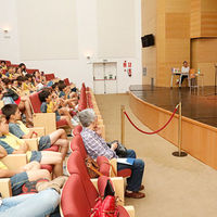 Diversos momentos del encuentro de Jochmann con escolares de Boadilla del Monte.