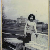 Mari Cruz Revuelta frente al palacio.