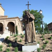 Escultura de Juan Pablo II, del artista Fernando Mayoral, regalada por el Ayuntamiento de Boadilla del Monte. Está ubicada a la entrada del recinto.