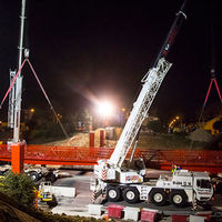 Distintos momentos de la instalación de la nueva pasarela peatonal sobre la M-513, en Boadilla del Monte.