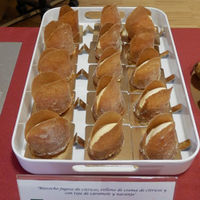 Sobre estas líneas, el postre ganador. Debajo el jurado y otro de los dulces presentados a concurso.
