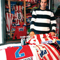 Nacho Pozuelo nos muestra parte de su colección de camisetas del Atlético de Madrid.