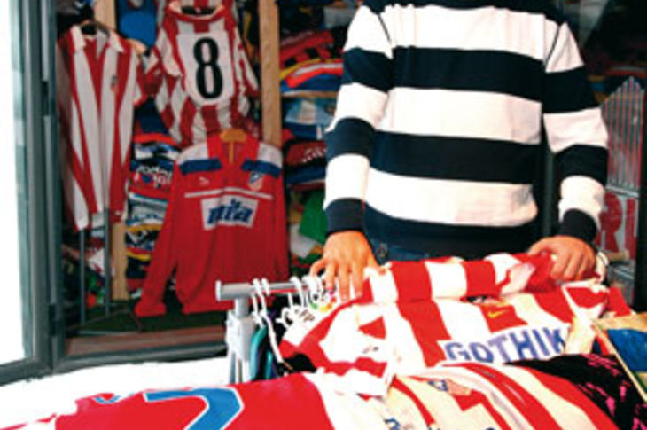 Nacho Pozuelo nos muestra parte de su colección de camisetas del Atlético de Madrid.