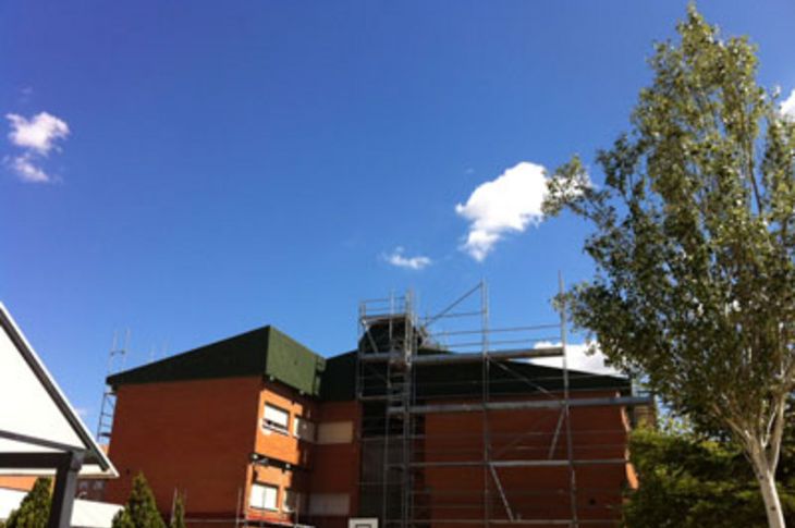 Obras de reparación de las cubiertas del colegio Príncipe Don Felipe en Boadilla del Monte.