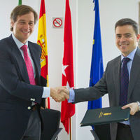 Instante de la firma del nuevo convenio con el alcalde de Boadilla del Monte, Antonio González Terol, y el director general de MLO, Pablo Escoda.