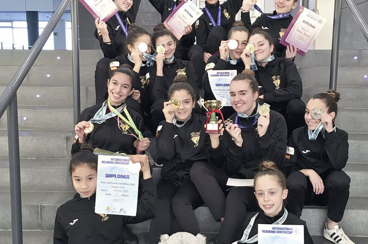 Las 14 jóvenes gimnastas del Goldiam Boadilla Club de Gimnasia Rítmica Boadilla. 