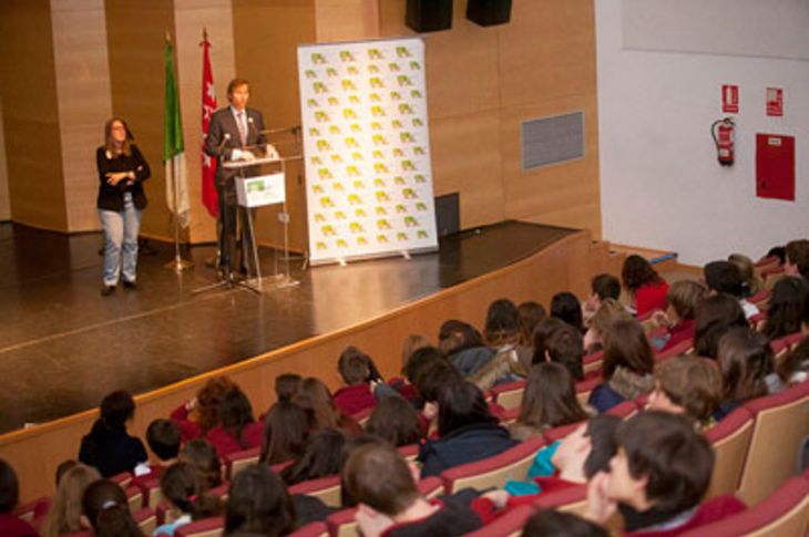 Distintos instantes del homenaje que el primer edil boadillense ha rendido a la Constitución española en compañía, y con la participación, de alumnos de los colegios Hélade y Ventura Rodríguez.