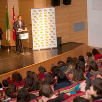 Distintos instantes del homenaje que el primer edil boadillense ha rendido a la Constitución española en compañía, y con la participación, de alumnos de los colegios Hélade y Ventura Rodríguez.