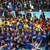 Los alumnos del colegio Virgen de Europa de Boadilla del Monte, junto con otros participantes en la edición 2010 del programa Deporte Divertido.