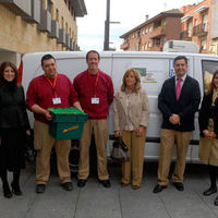 El alcalde de Boadilla del Monte en la presentación del servicio, junto a otros concejales y operarios del mismo.