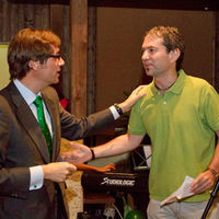 El alcalde de Boadilla, González Terol, saluda al presidente de la Asociación Cultural Caballo Verde, Ramón Roldán.