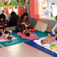 Participantes en el curso de masaje infantil desarrollado en la Escuela Infantil Romanillos de Boadilla del Monte.