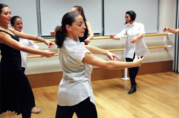 Danzas históricas y bailes populares del mundo, las dos danzas que se aprenden en este taller.