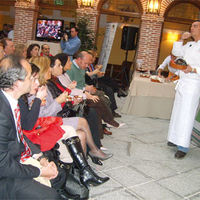 El chef Juan Pozuelo durante su clase magistral en Boadilla del Monte.
