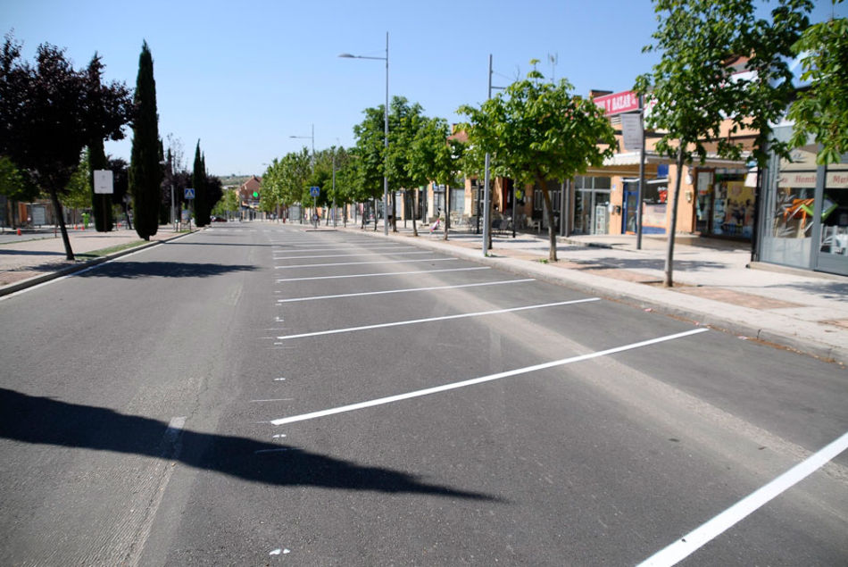 Con este cambio se busca favorecer al comercio de la zona, beneficiar al tráfico y la eliminación de la doble fila. Aparcamiento en batería en Isabel de Farnesio