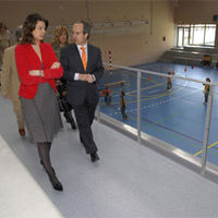 Momento de la visita de la  consejera de Educación de la Comunidad de Madrid, Lucía Figar y el alcalde de Boadilla, Arturo González Panero a las instalaciones del colegio Quercus.