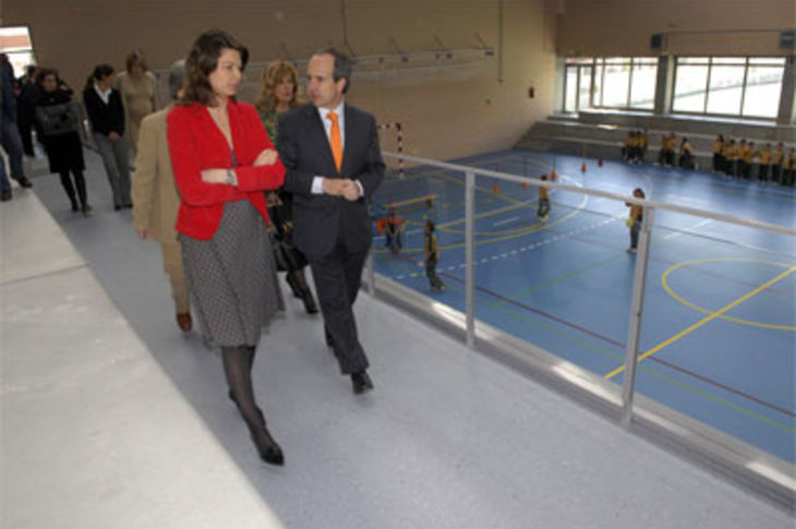 Momento de la visita de la  consejera de Educación de la Comunidad de Madrid, Lucía Figar y el alcalde de Boadilla, Arturo González Panero a las instalaciones del colegio Quercus.