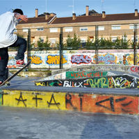 Practicando sobre el skateboard.
