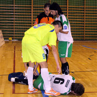 El jugador visitante Cassio, caía lesionado de gravedad, tras recibir en la pierna un potente disparo de Lozano.